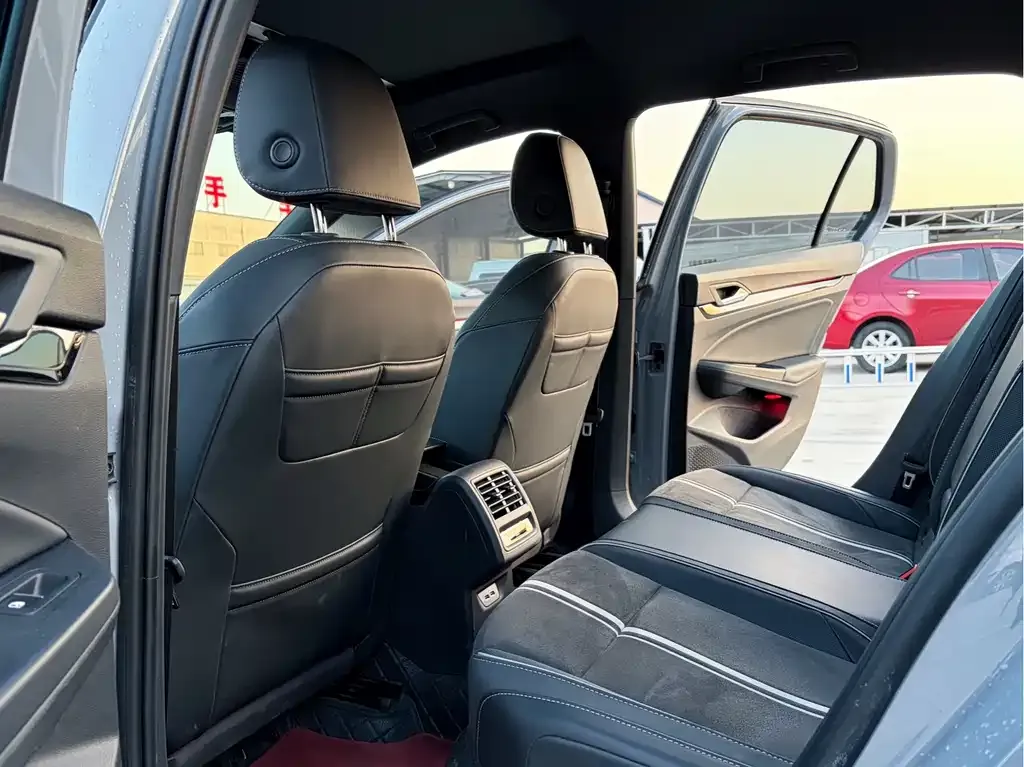 Volkswagen Golf 2023 из CN, фото 4
