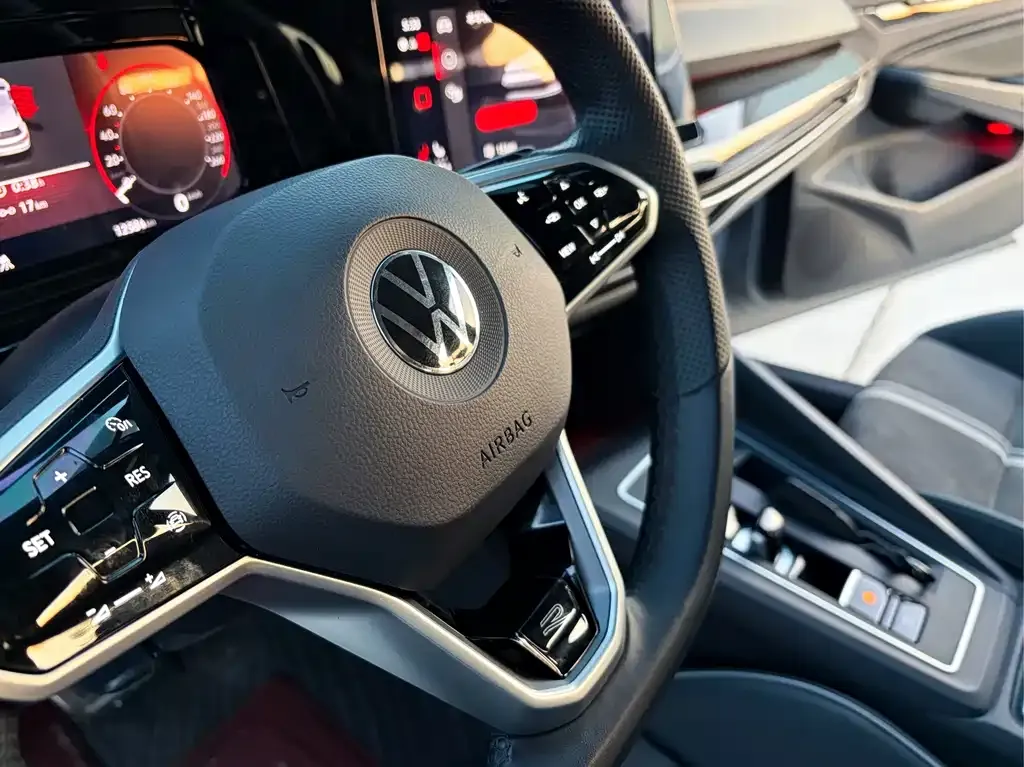 Volkswagen Golf 2023 из CN, фото 5