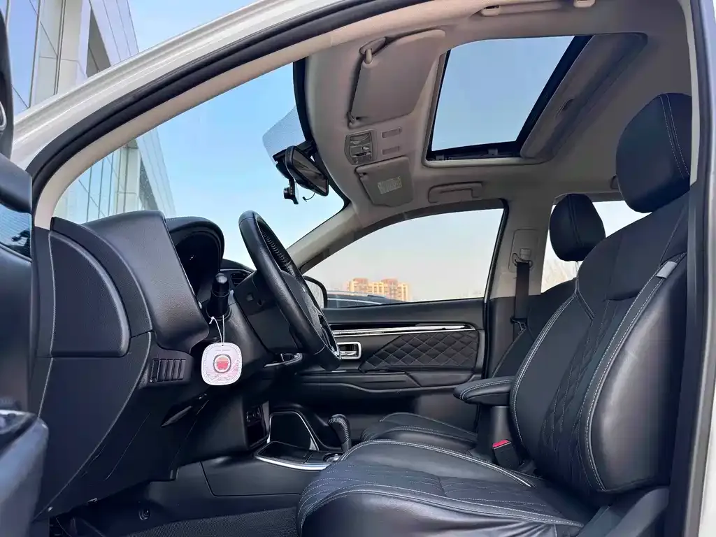 Mitsubishi Outlander 2022 из CN, фото 4