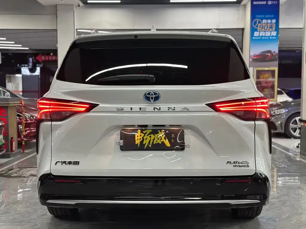 Toyota Sienna — фото 2