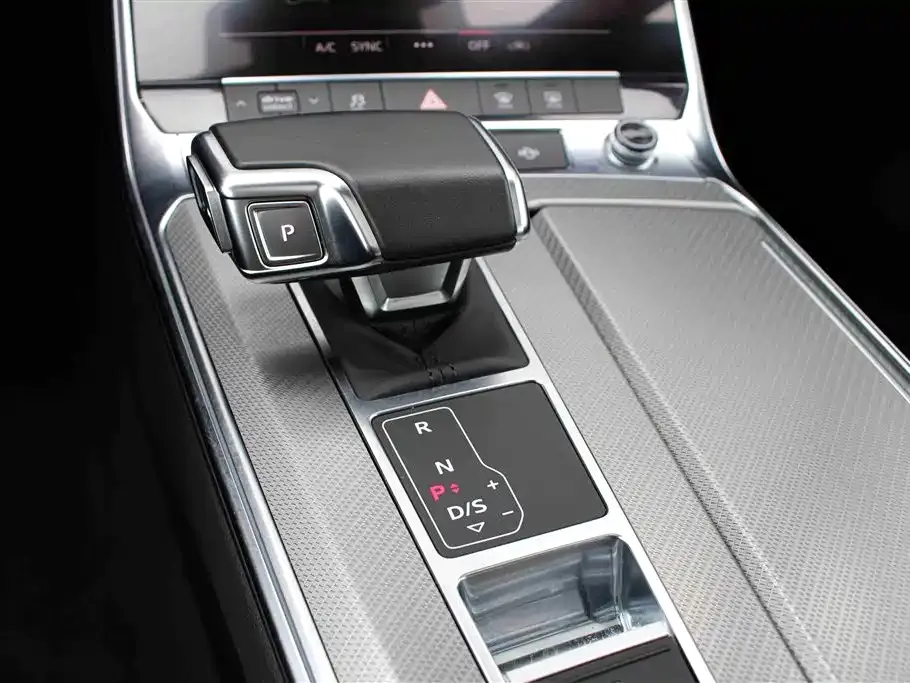 Audi A6L — фото 8