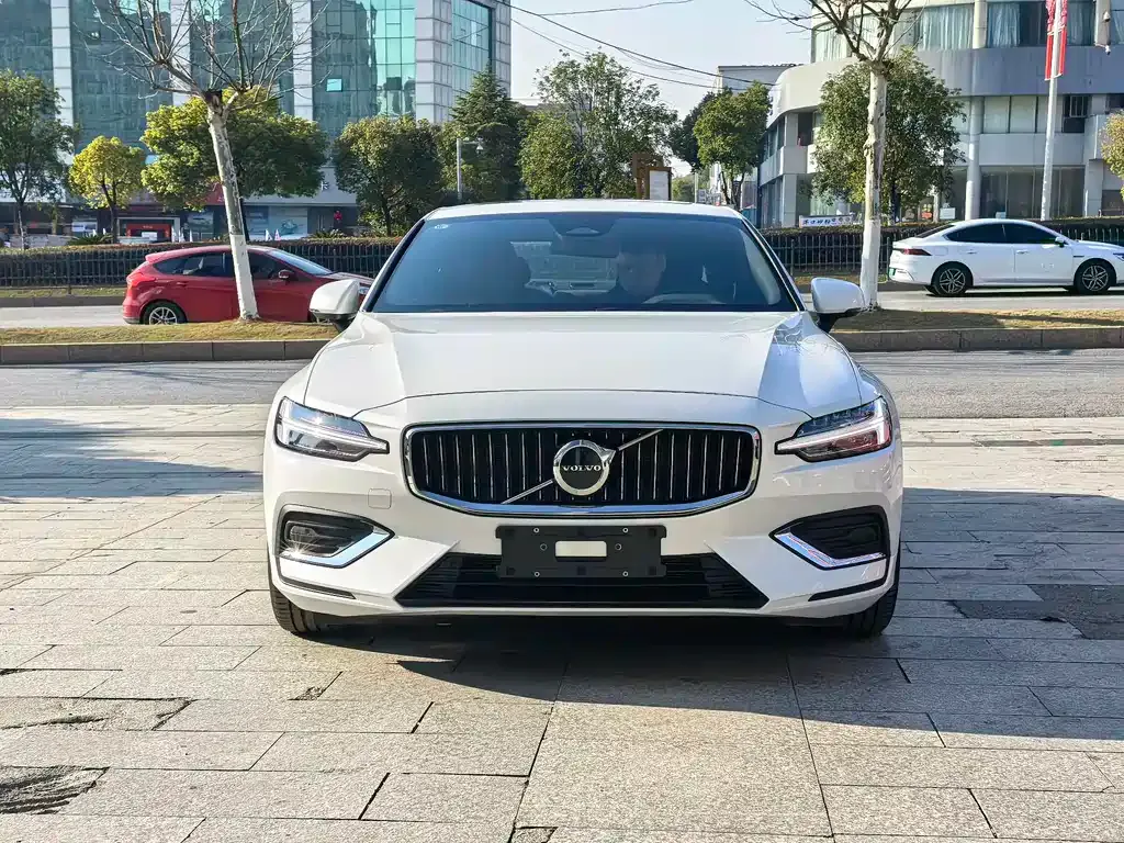 Volvo S60 2025 из CN, фото 8