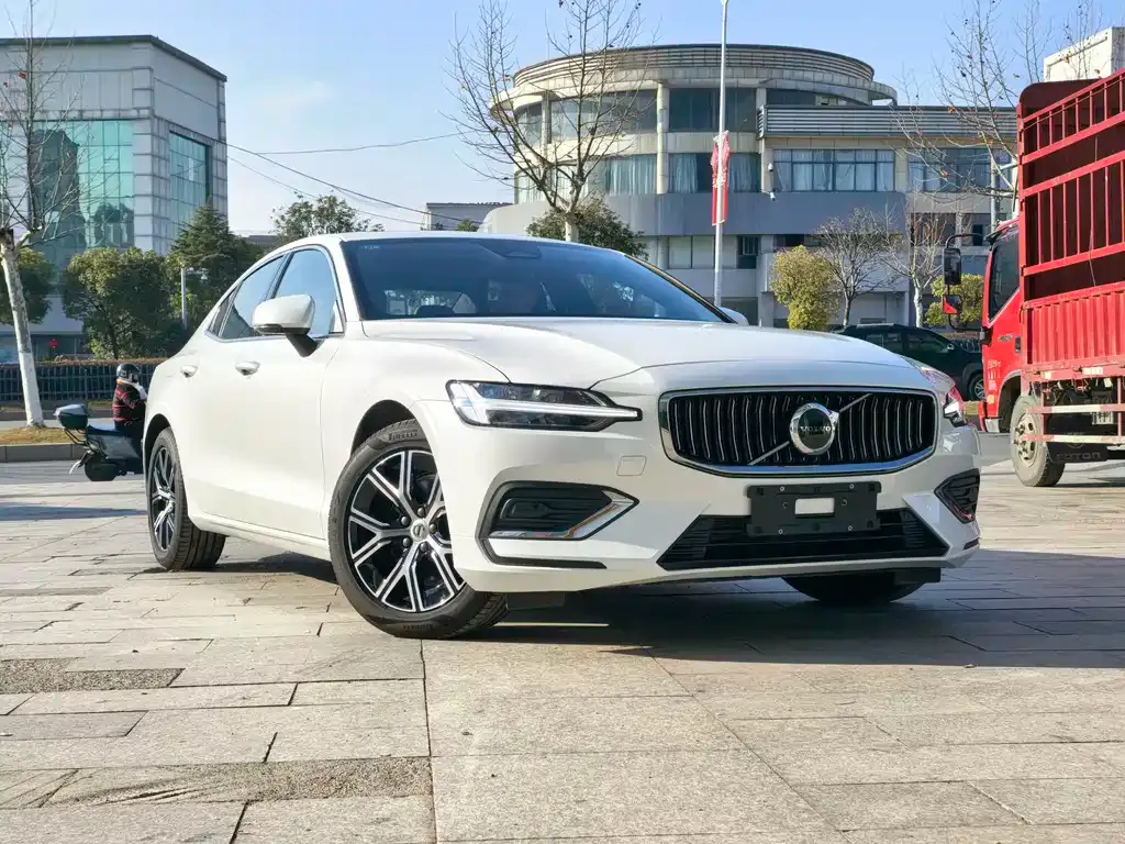 Volvo S60 2025 из CN, фото 4