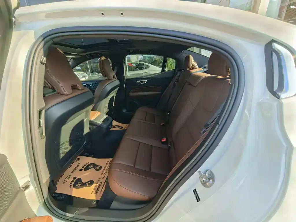 Volvo S60 2025 из CN, фото 3