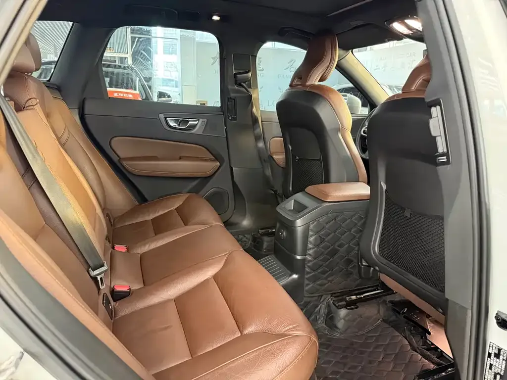 Volvo XC60 PHEV 2022 из CN, фото 2