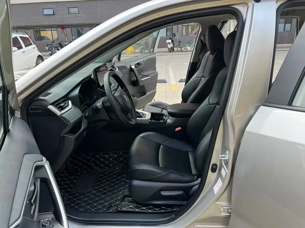 Toyota Wildlander 2023 из CN, фото 3