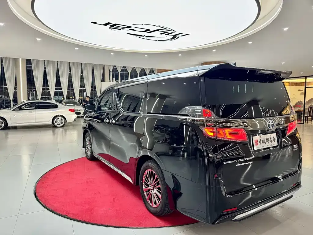 Toyota Vellfire — фото 8