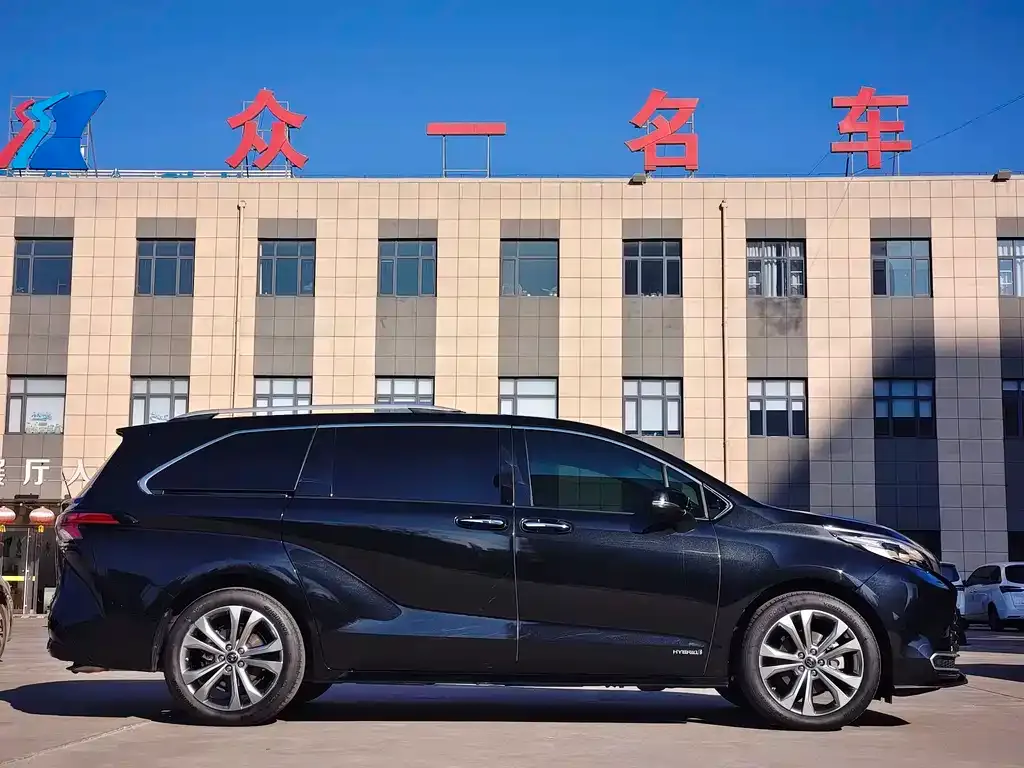 Toyota Sienna 2023 из CN, фото 4