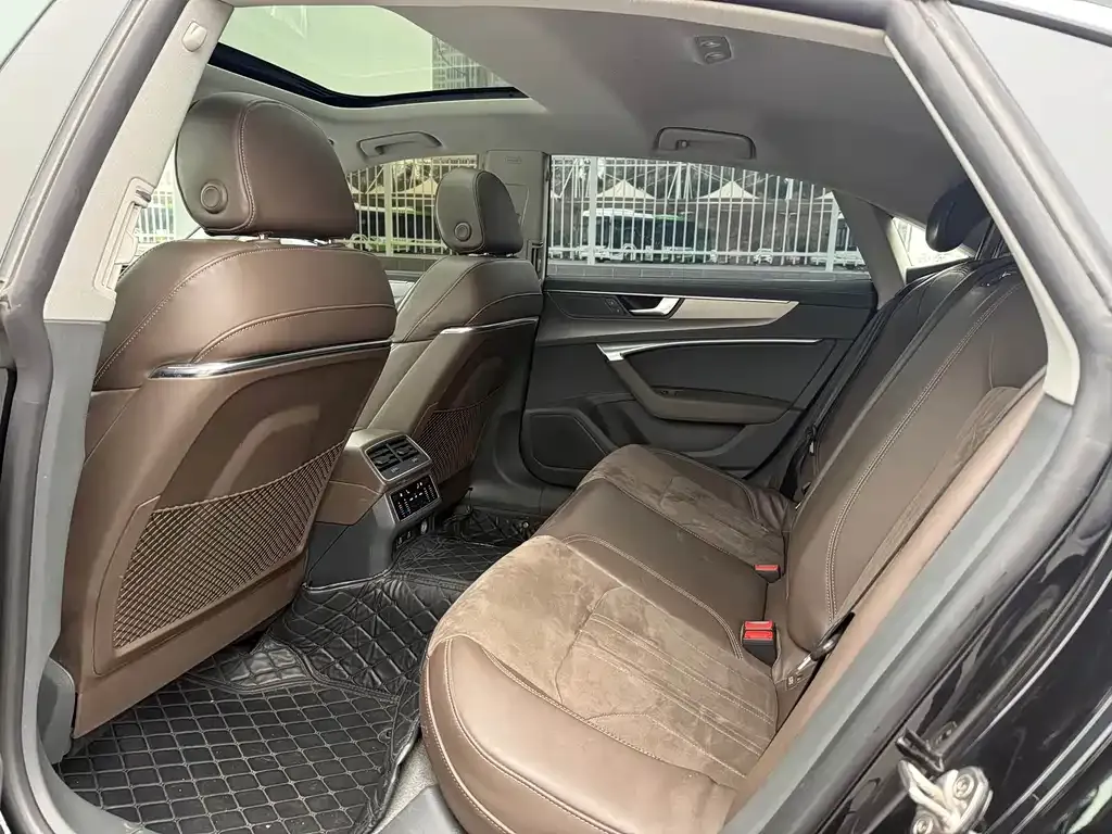 Audi A7L 2023 из CN, фото 2