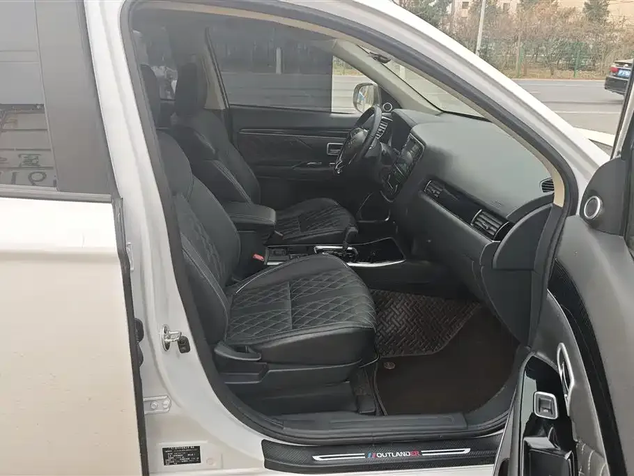Mitsubishi Outlander 2022 из CN, фото 2