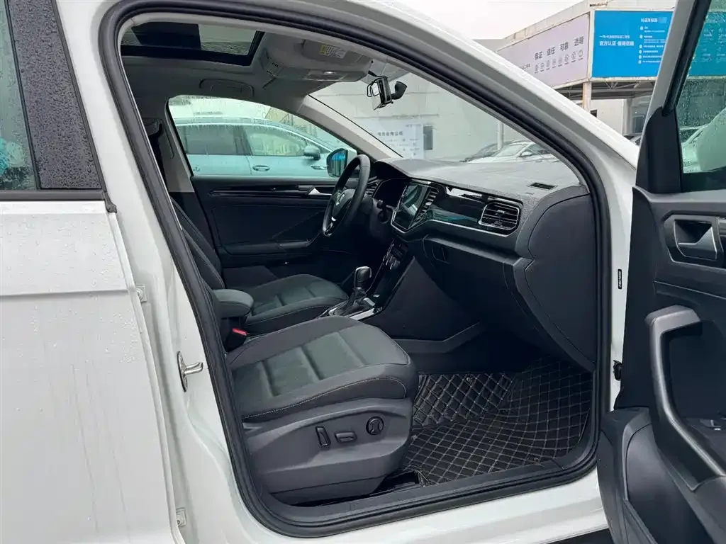 Volkswagen T-Roc 2023 из CN, фото 8
