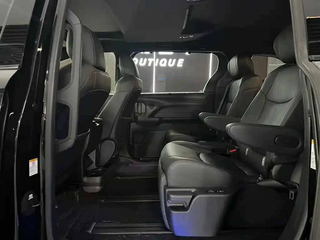 Toyota Sienna — фото 4