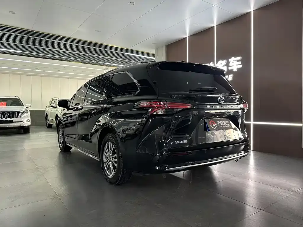 Toyota Sienna — фото 8