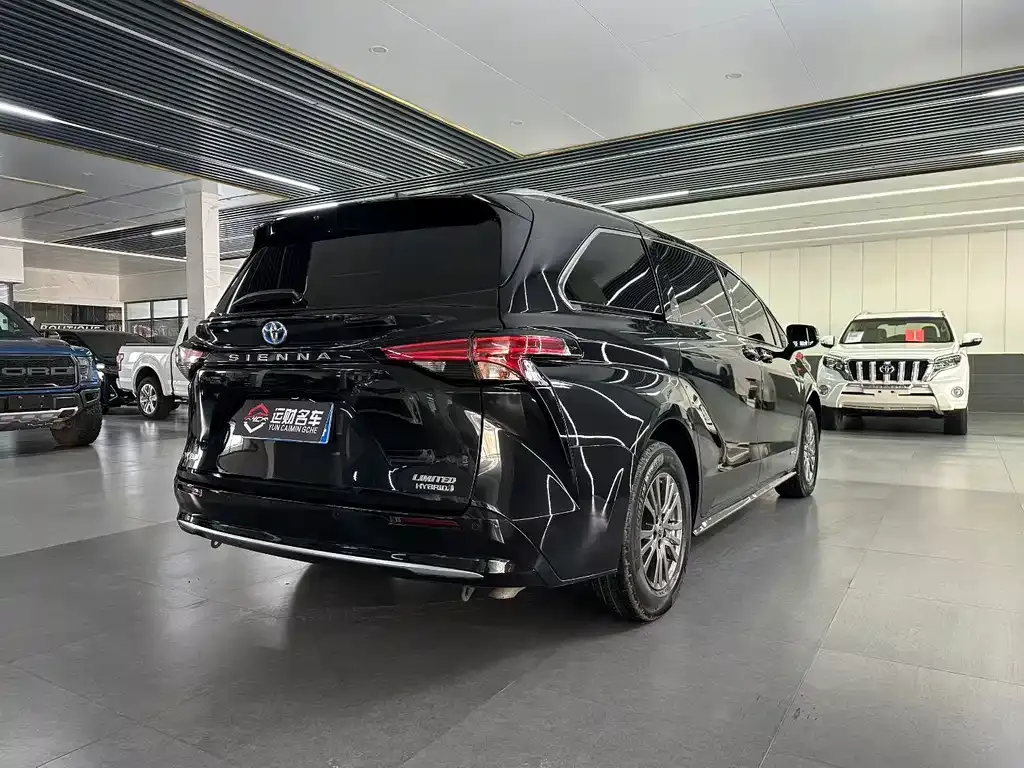 Toyota Sienna — фото 6
