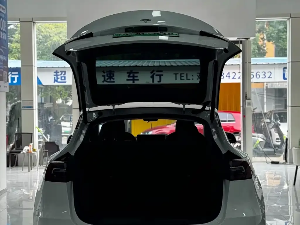 Tesla Model Y — фото 8