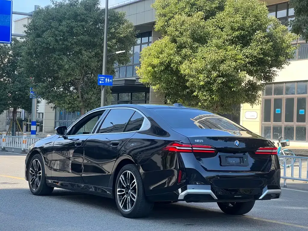 BMW 5 Series 2024 из CN, фото 10