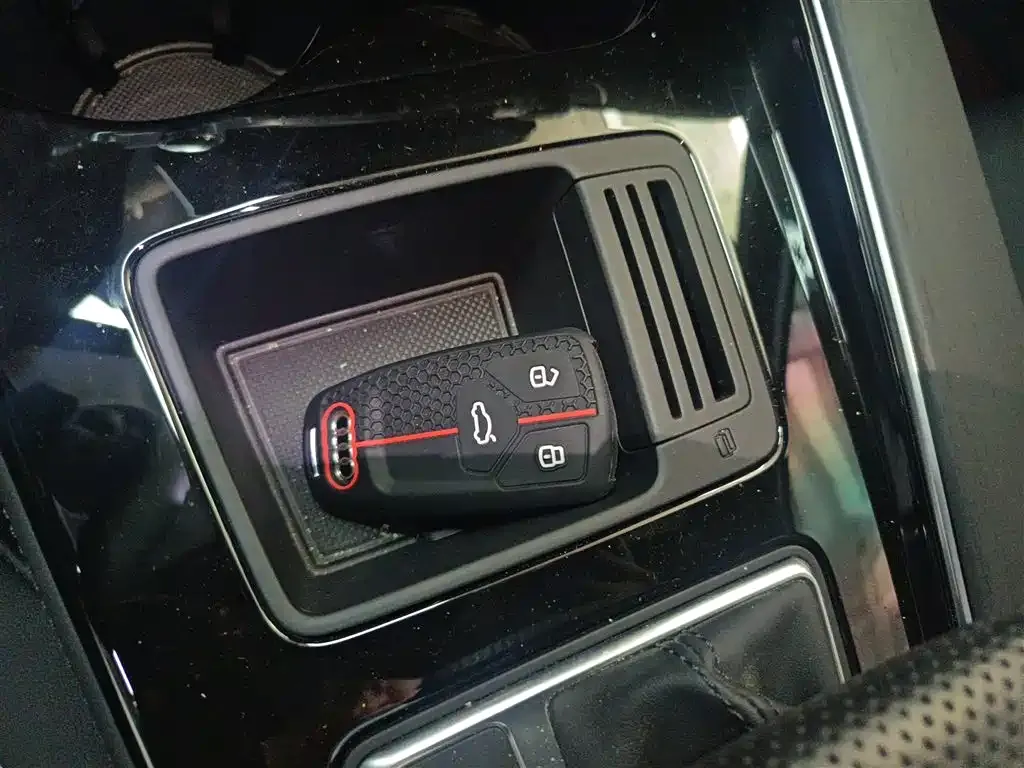 Audi A4L 2024 из CN, фото 9