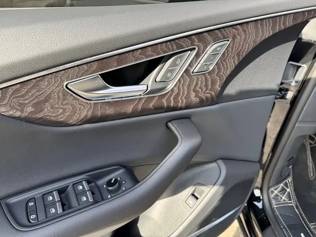 Audi Q8 2023 из CN, фото 5