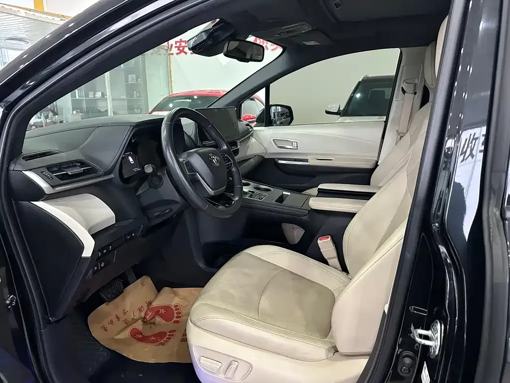 Toyota Sienna 2023 из CN, фото 3