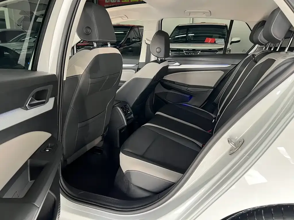 Volkswagen Golf 2022 из CN, фото 8