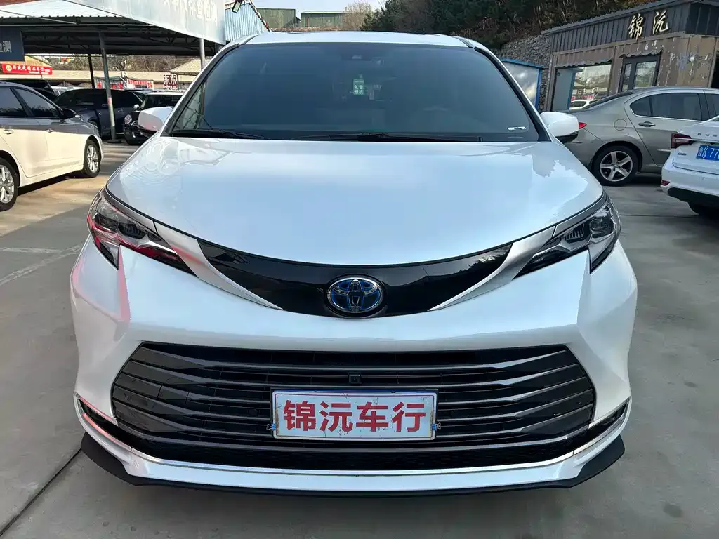 Toyota Sienna 2023 из CN, фото 2