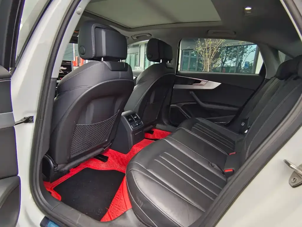 Audi A4L 2021 из CN, фото 2