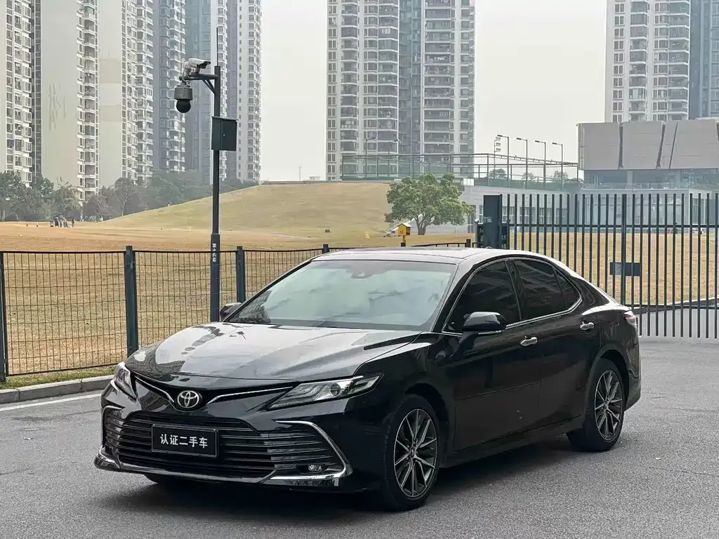 Toyota Camry — фото 1