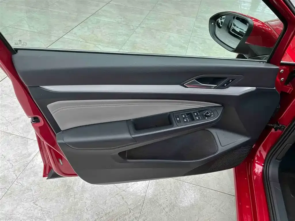 Volkswagen Golf 2021 из CN, фото 2