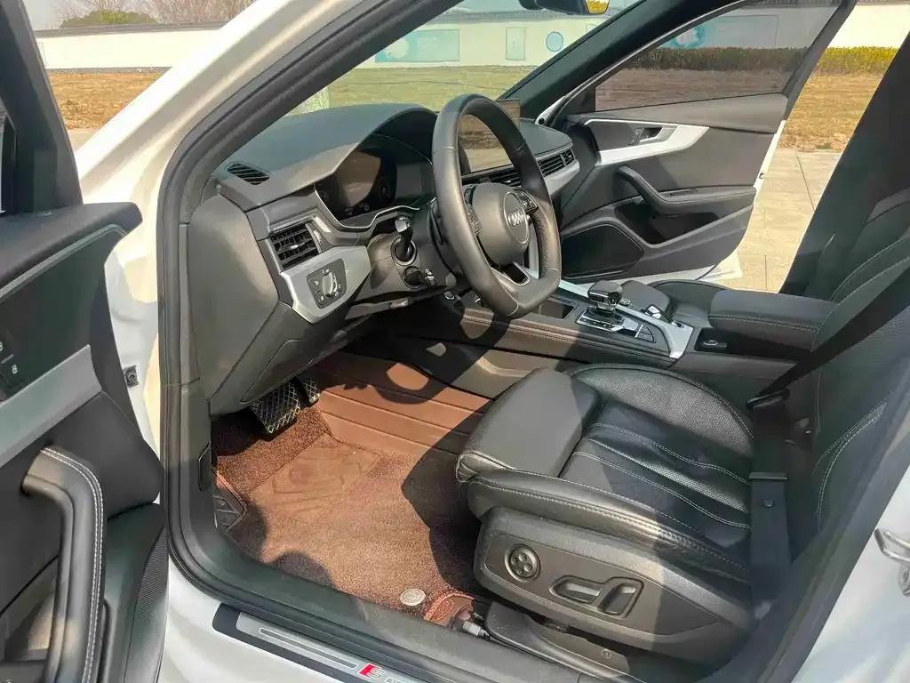 Audi A4L 2021 из CN, фото 2