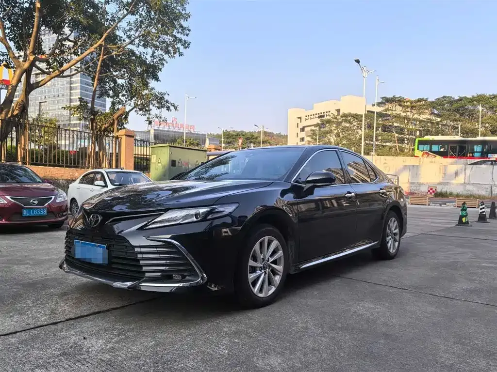 Toyota Camry — фото 1