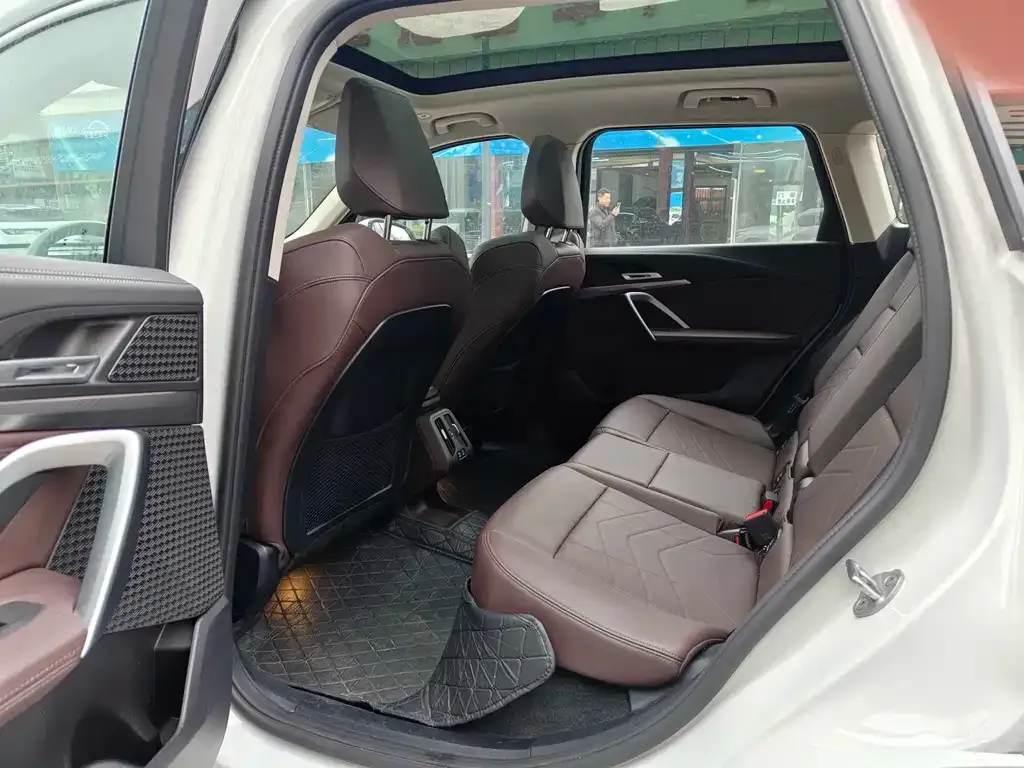 BMW iX1 2025 из CN, фото 2