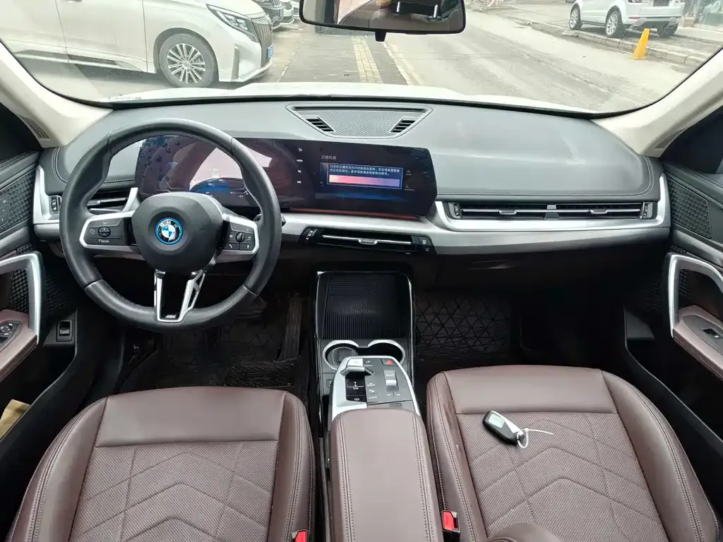 BMW iX1 2025 из CN, фото 8