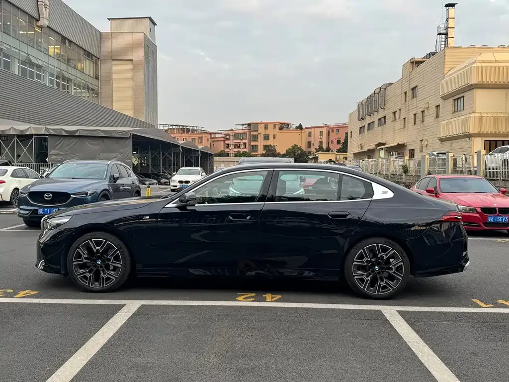 BMW 5 Series 2025 из CN, фото 4