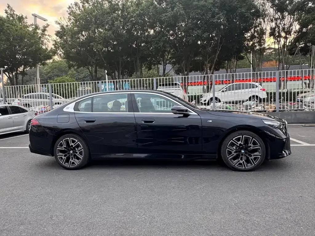 BMW 5 Series 2025 из CN, фото 9