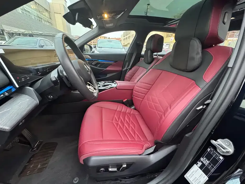 BMW 5 Series 2025 из CN, фото 2