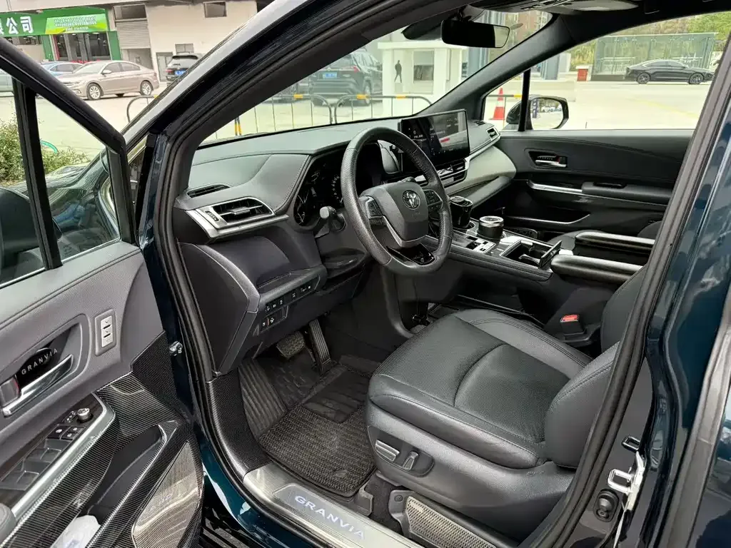 Toyota Granvia 2023 из CN, фото 4