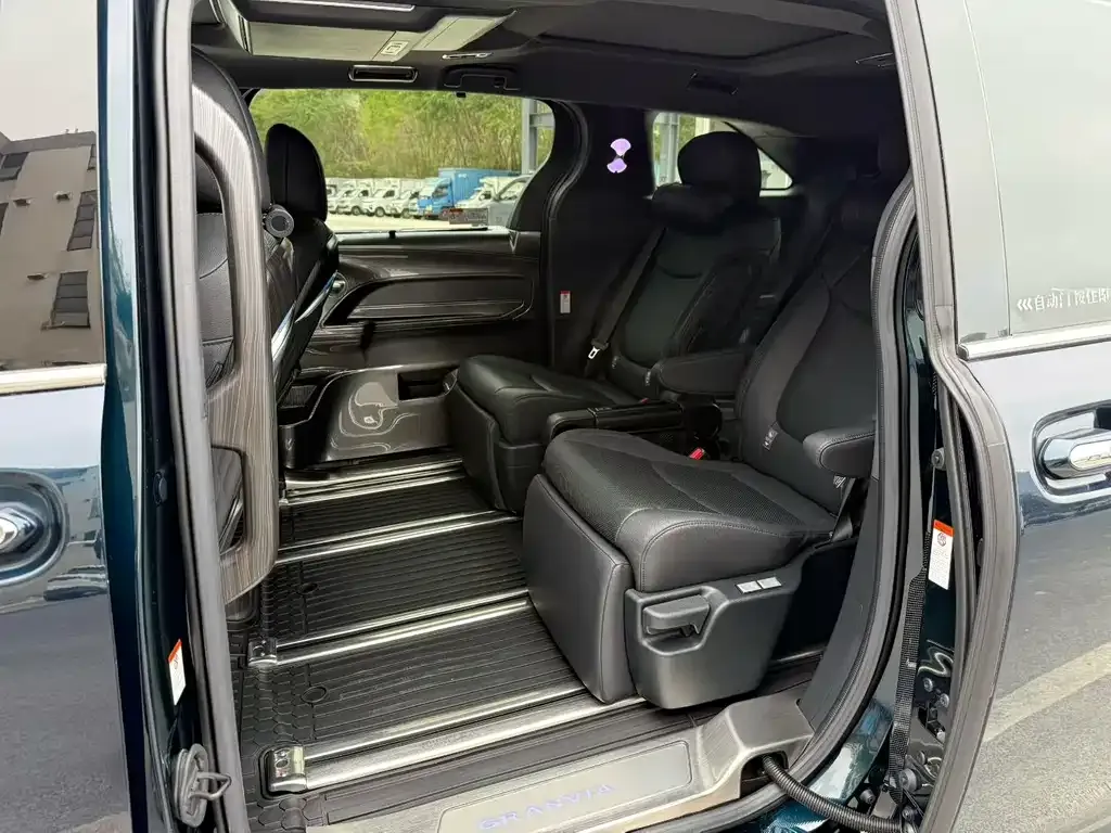 Toyota Granvia 2023 из CN, фото 5