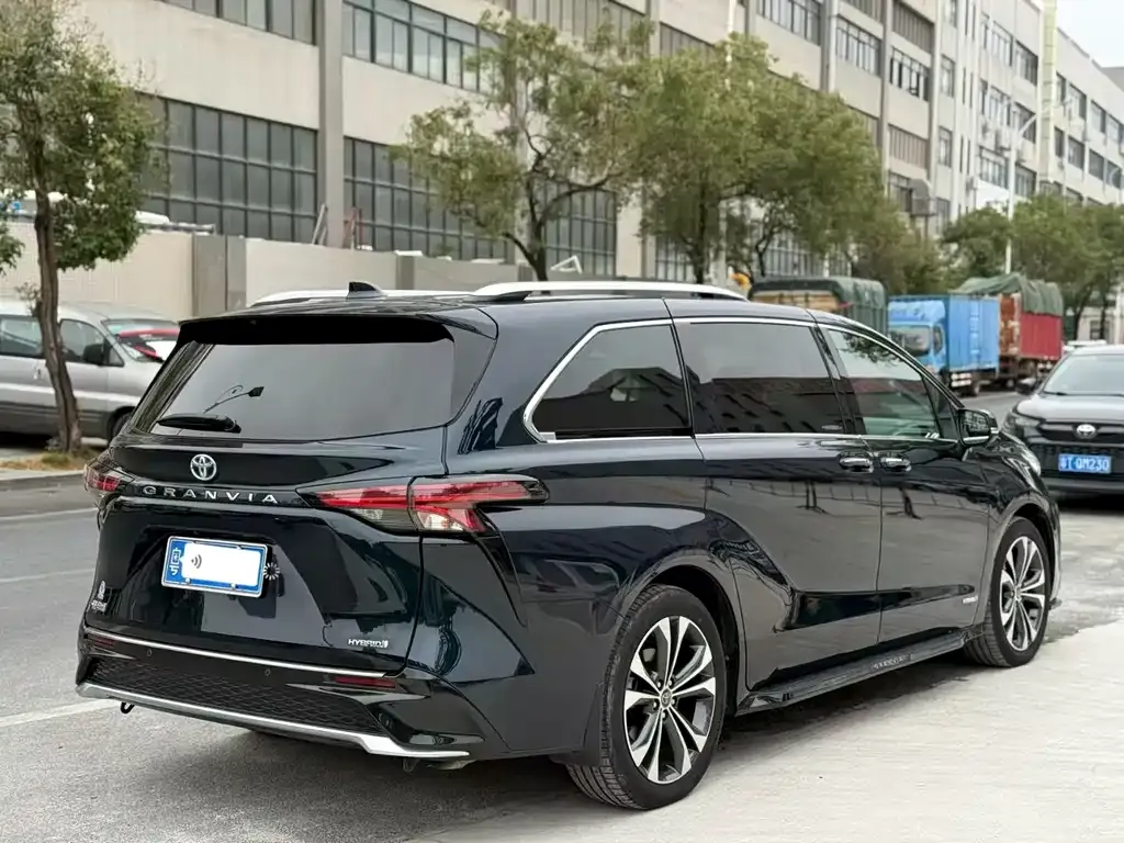 Toyota Granvia 2023 из CN, фото 2