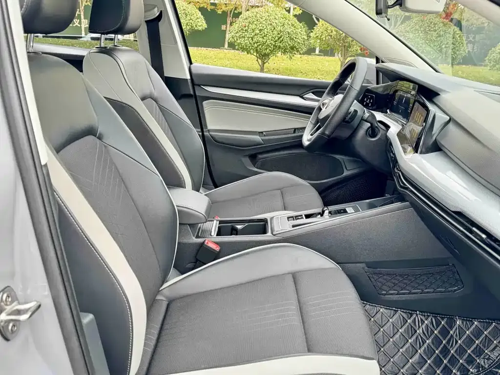 Volkswagen Golf 2024 из CN, фото 6