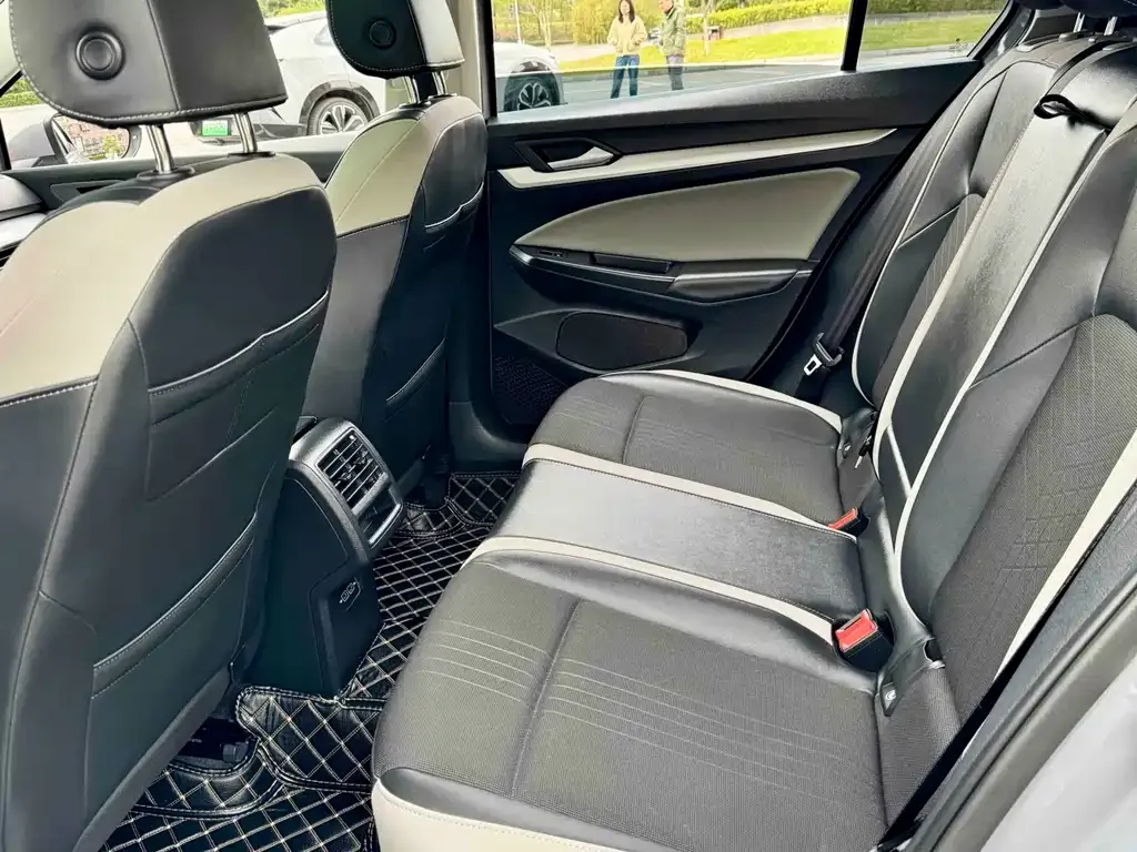 Volkswagen Golf 2024 из CN, фото 4