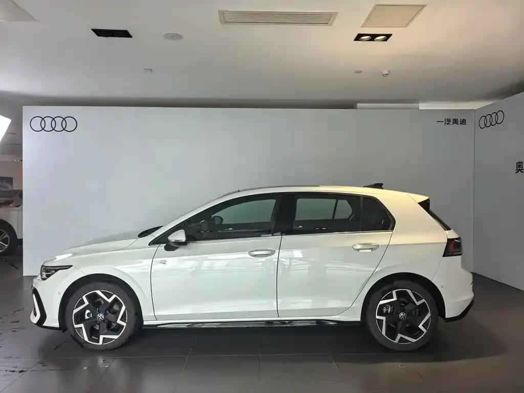 Volkswagen Golf 2024 из CN, фото 6