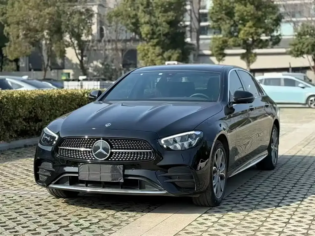 Mercedes-Benz E-Class — фото 1