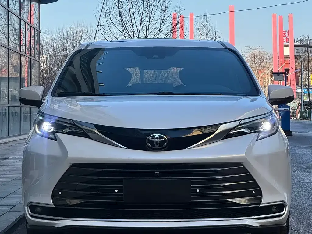 Toyota Sienna — фото 1