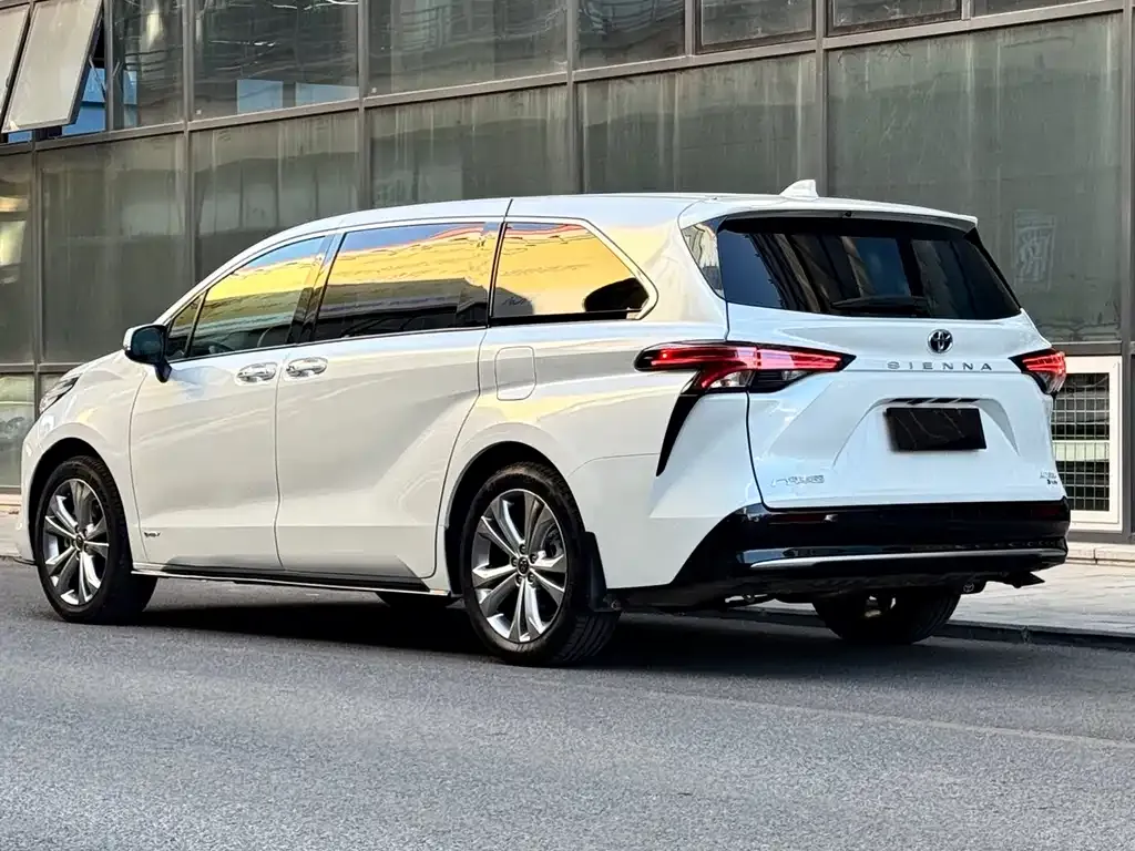 Toyota Sienna — фото 2