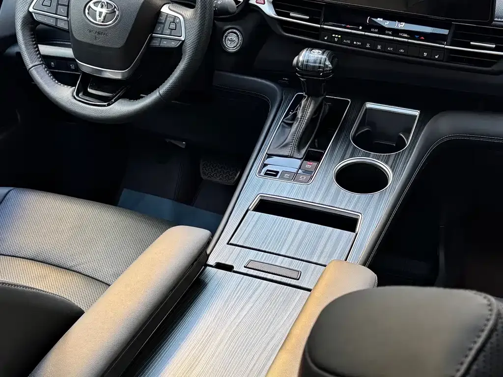Toyota Sienna — фото 8