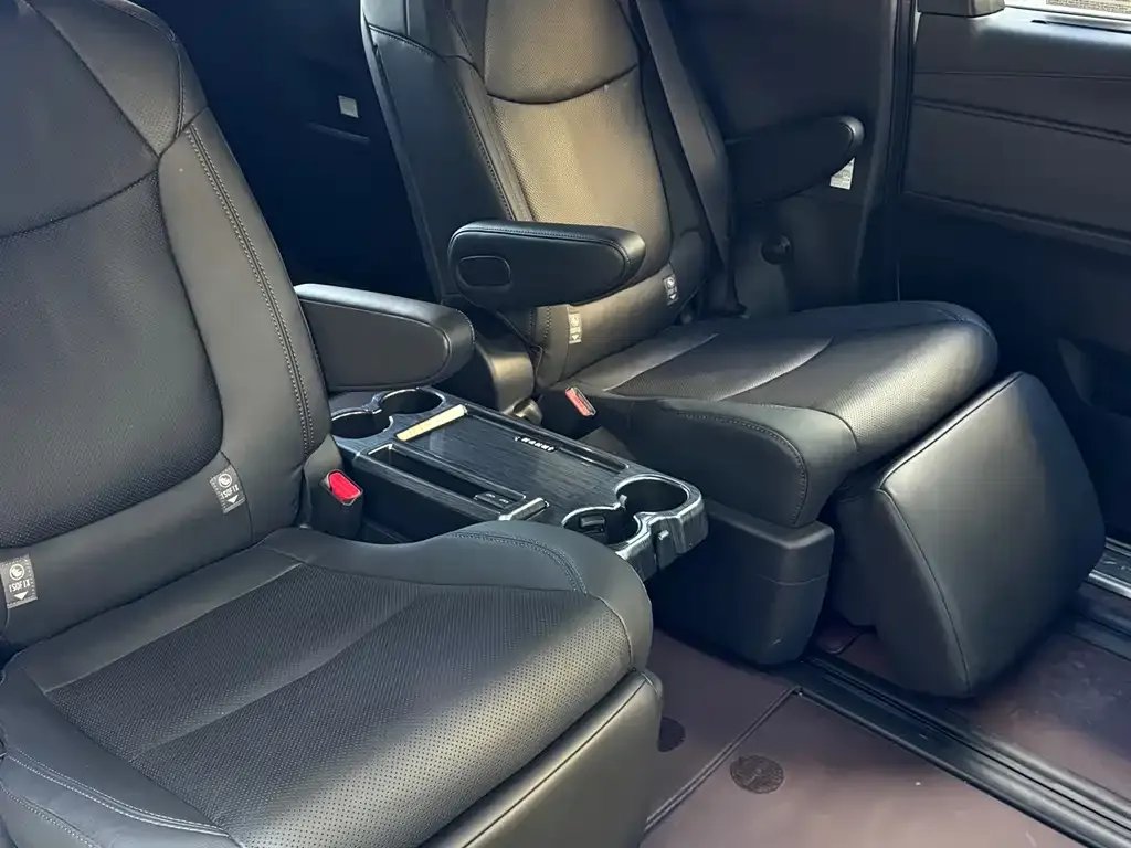 Toyota Sienna — фото 5