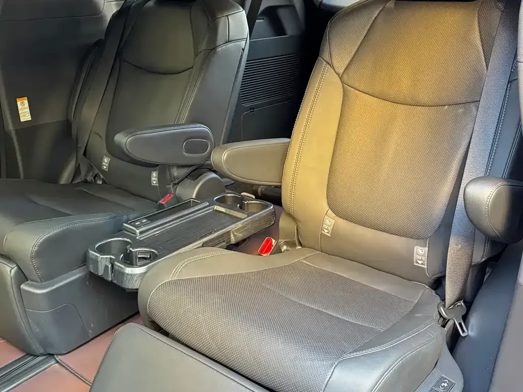 Toyota Sienna — фото 4