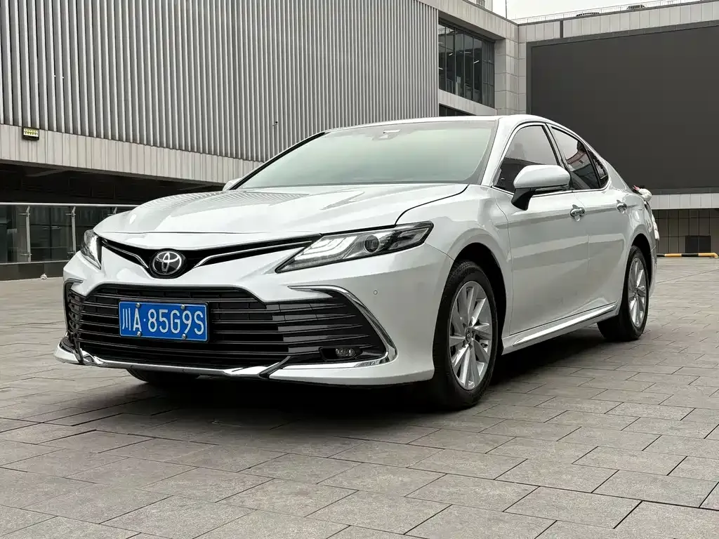 Toyota Camry — фото 1