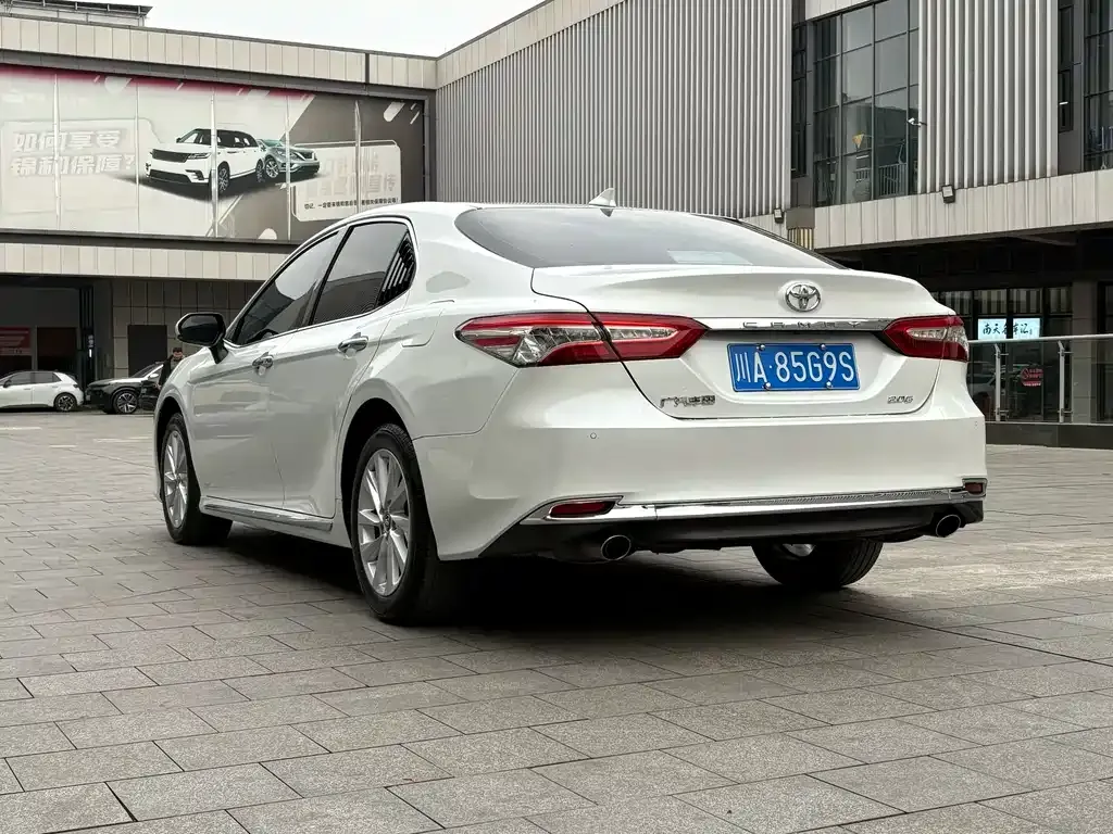 Toyota Camry — фото 5