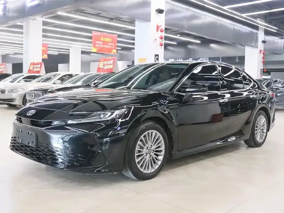 Toyota Camry — фото 1